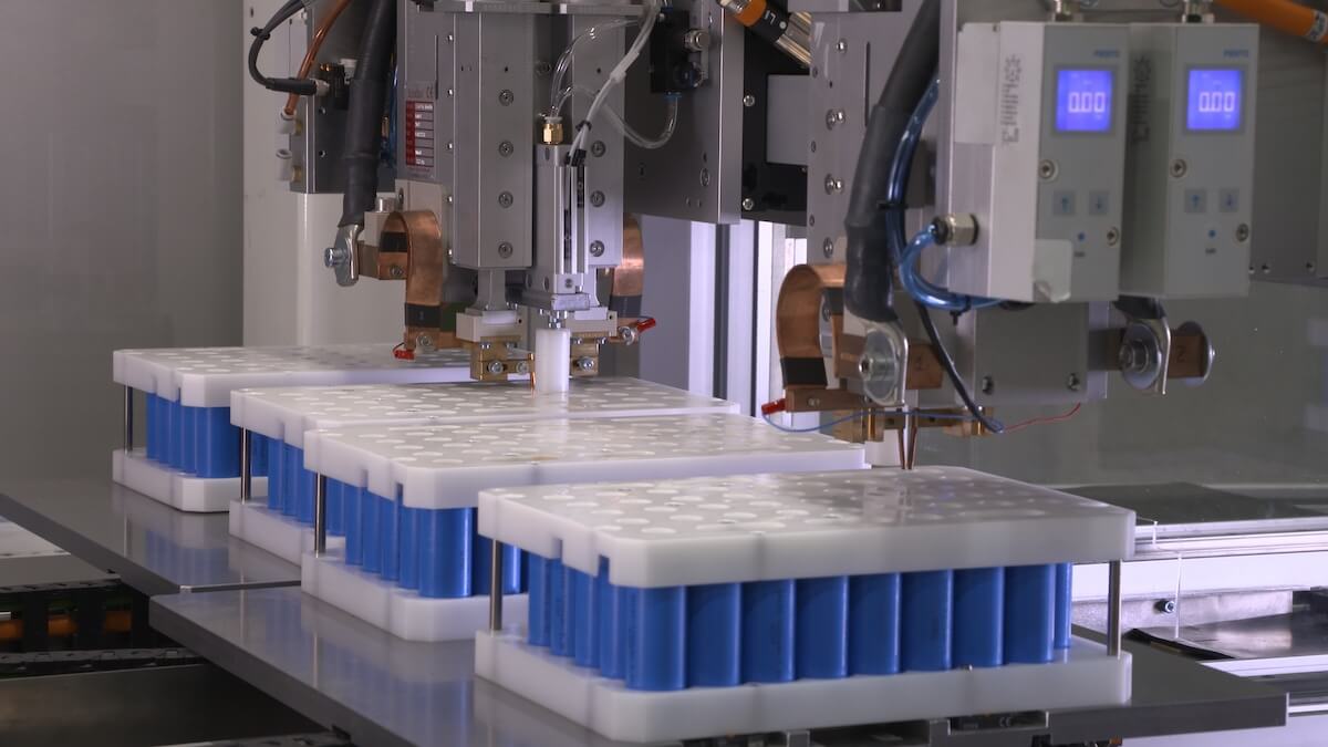 solar-batteries-welding