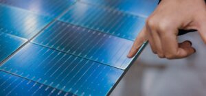 Operario de Mondragon Assembly comprobando un string de células solares interconectadas.