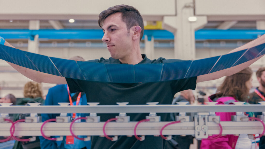 Detalle de una célula solar tras el proceso de interconexión en una línea PV Tabber & Stringer.