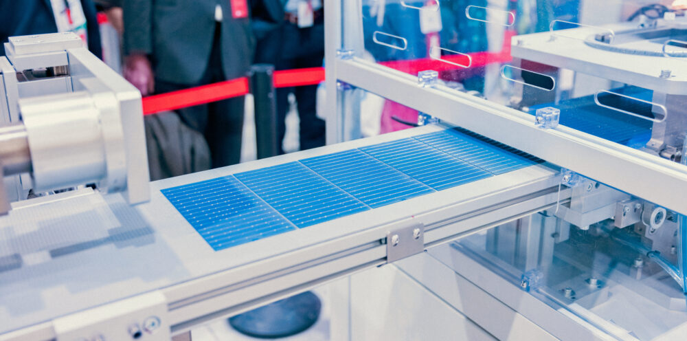 Máquina PV Tabber & Stringer de Mondragon Assembly durante la interconexión de células solares en una línea automatizada.