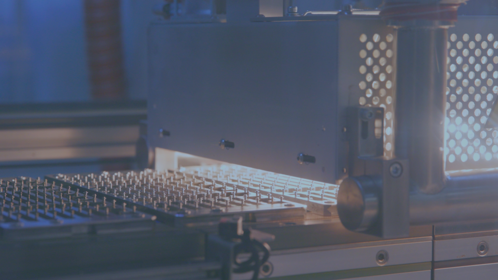 Línea de fabricación de módulos solares que muestra el proceso de soldadura de células con equipos de calentamiento de precisión.