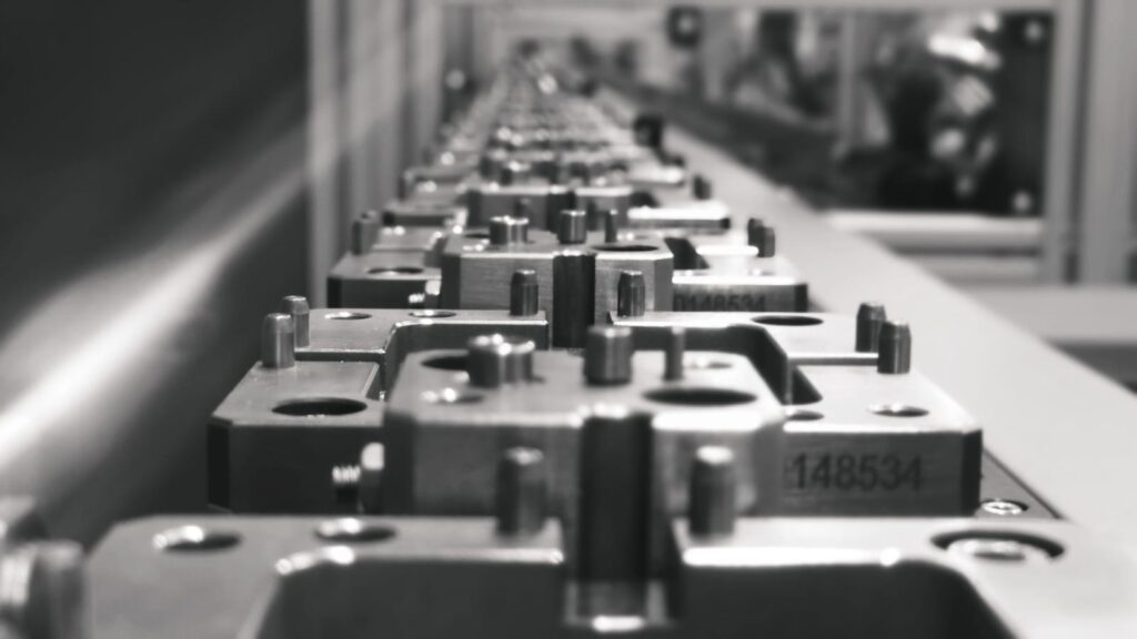 Vista detallada de una solución para aparellaje eléctrico con componentes metálicos y elementos mecánicos de precisión.