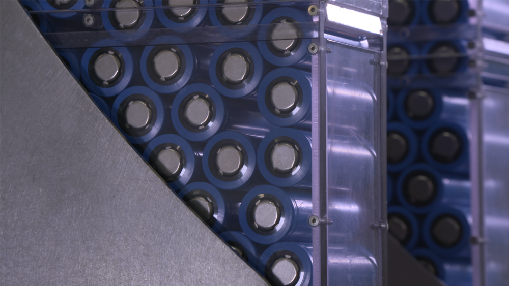 Celdas cilíndricas organizadas en un módulo industrial.