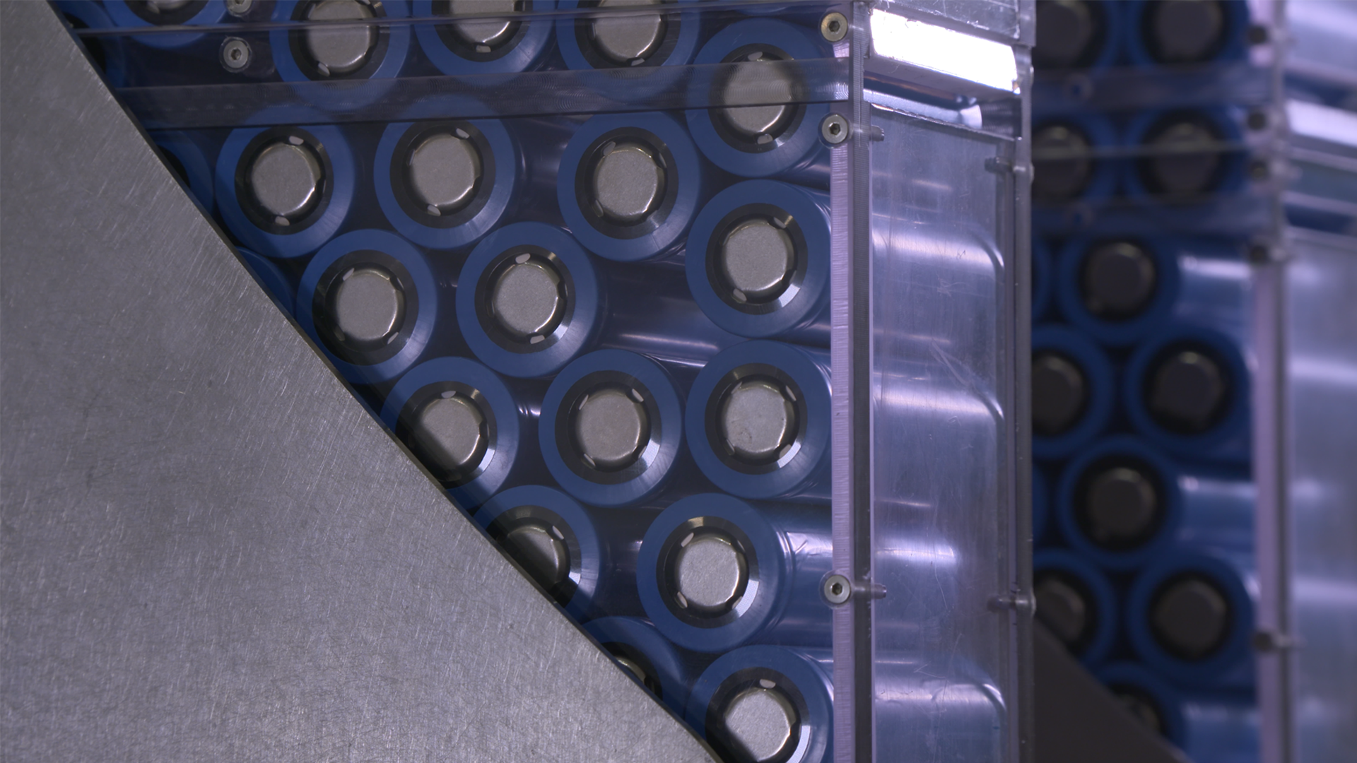 Celdas cilíndricas organizadas en un módulo industrial.