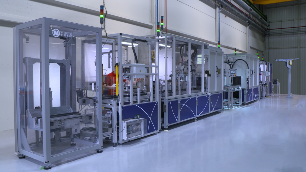 Línea automatizada de ensamblaje industrial de baterías.