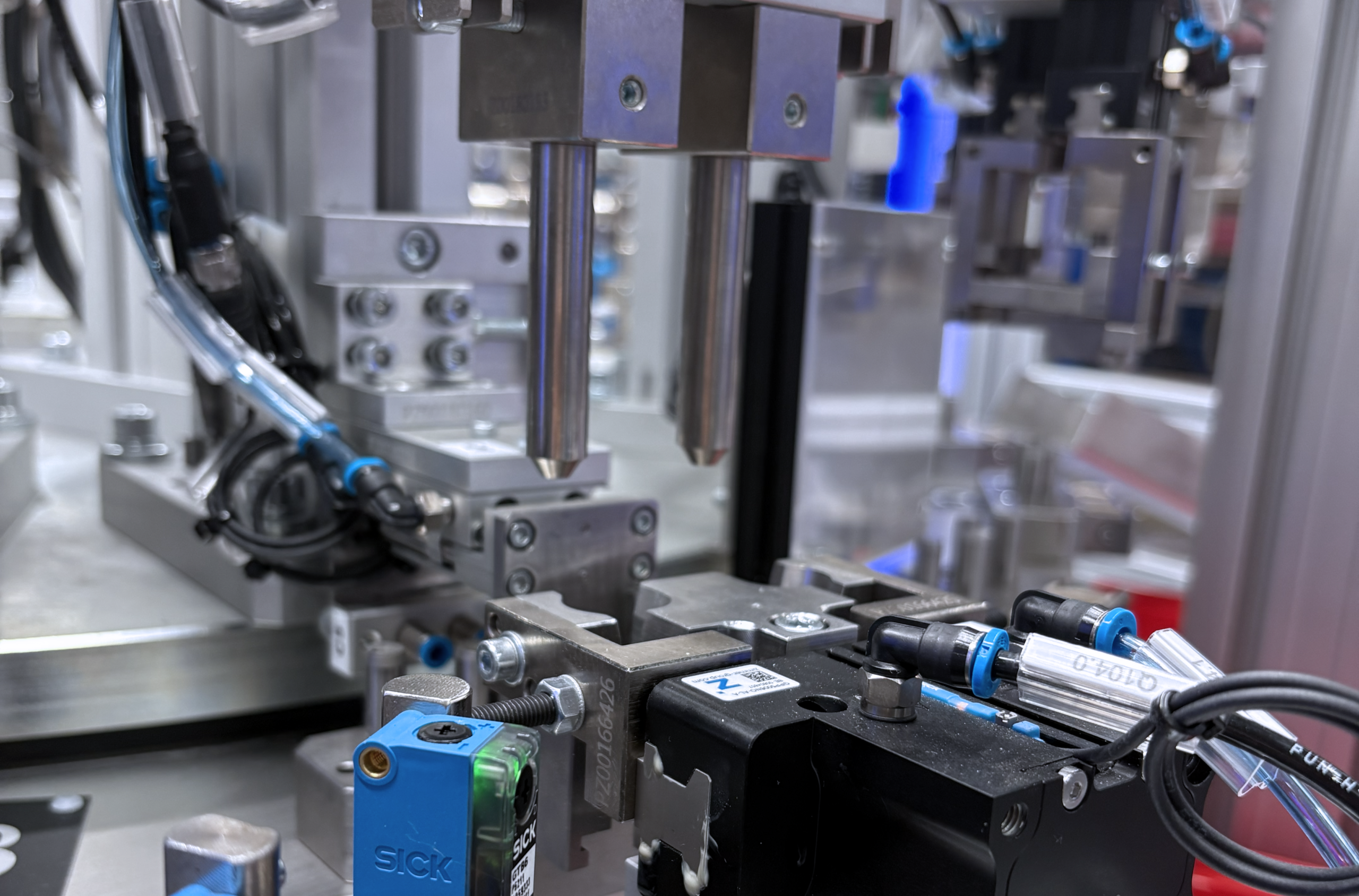 Línea de automatización industrial para el montaje de aparellaje eléctrico con sistema de ensamblaje de alta precisión