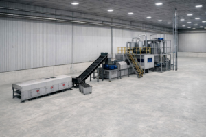 Línea automatizada de reciclaje de paneles solares con procesos avanzados de separación y recuperación de materiales en entorno industrial limpio.