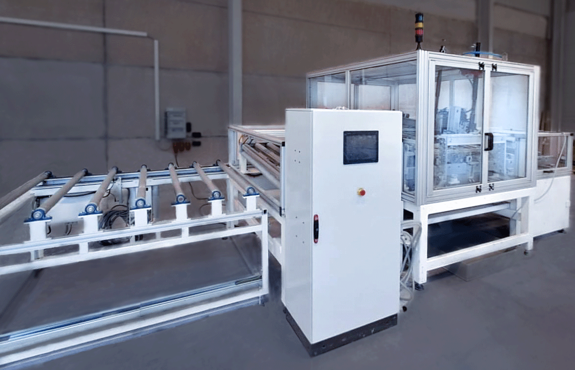 Equipo industrial automatizado para reciclaje avanzado de paneles solares mediante separación de materiales con tecnología waterjet
