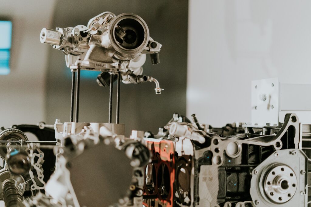 Componentes de automoción en una línea de producción automatizada para la industria automotriz.